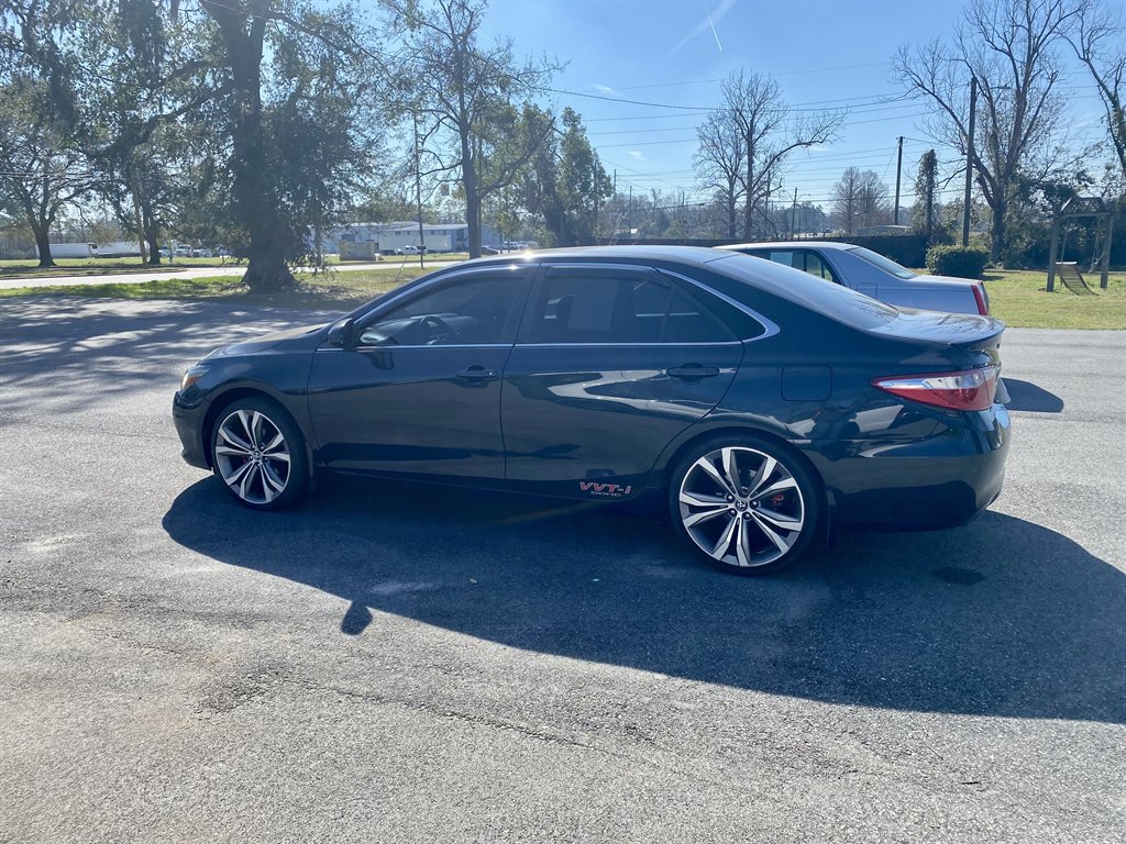 2017 Toyota Camry SE's photo